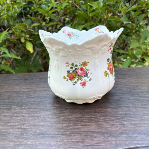 Vintage Royal Castle Bone China Floral Planter Vase Scalloped Rim Porcelain Pot - Picture 3 of 16